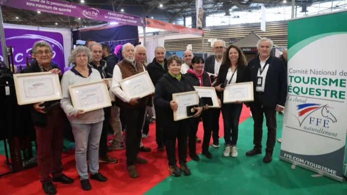 La médaille d'honneur du CNTE a été attribuée aux bénévoles et professionnels investis, saluant leur engagement et leur contribution au service du tourisme équestre. Le diplôme de Maître Randonneur leur a également été remis pour valoriser leur expertise dans le domaine du tourisme équestre et leur permettre d’intervenir sur ces sujets en tant qu'experts reconnus. 