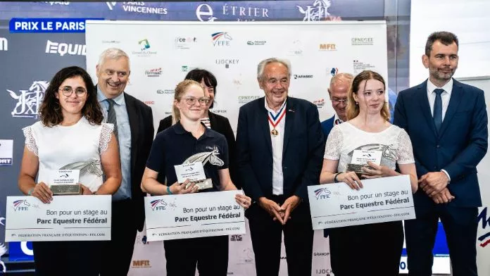  Lauryne Cailloce, Clara Hodicq et Anne-Lise Pillot, Meilleures Apprenties de France, lors de la remise des prix en présence de Frédéric Bouix, président de la FFE (à droite).