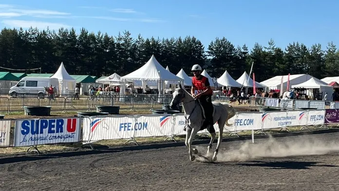 Justin Mourou et Dragueuz D Pacouli AA 3e de la CEI 3* 160km de Jullianges