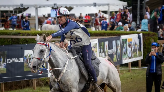 Melody Theolissat et Yalla de Jalima (propriété de Jean-Claude Guillaume), médaillés d’or par équipes et de bronze en individuel lors des Mondiaux d’endurance de Monpazier