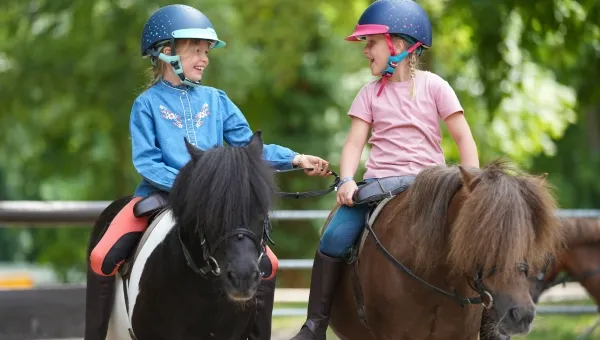 Fillettes au poney-club credit FFE-PSV-NHodys