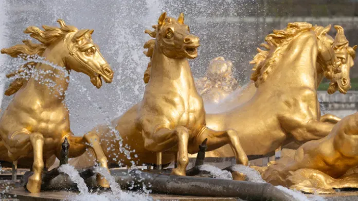 Fontaine à Versailles avec des sculptures en bronze de cheveaux