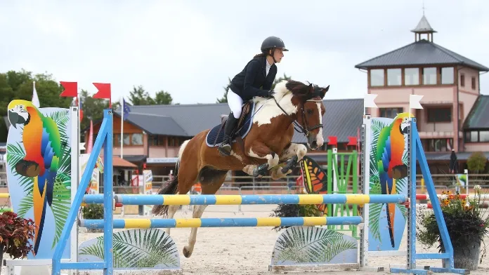 Acadomia devient partenaire éducatif de la Fédération Française d'Équitation
