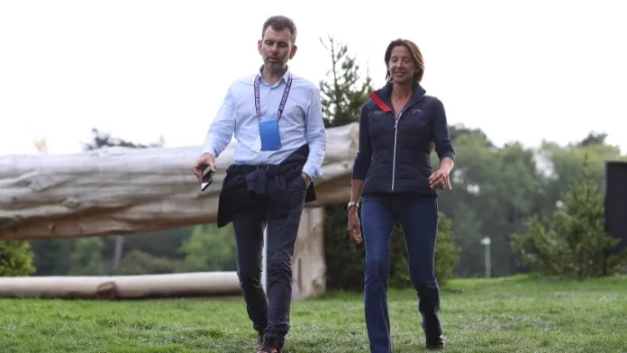 Frédéric Bouix, président de la FFE, aux côtés de la DTN Sophie Dubourg lors des championnats d'Europe de concours complet 2025 à Blenheim
