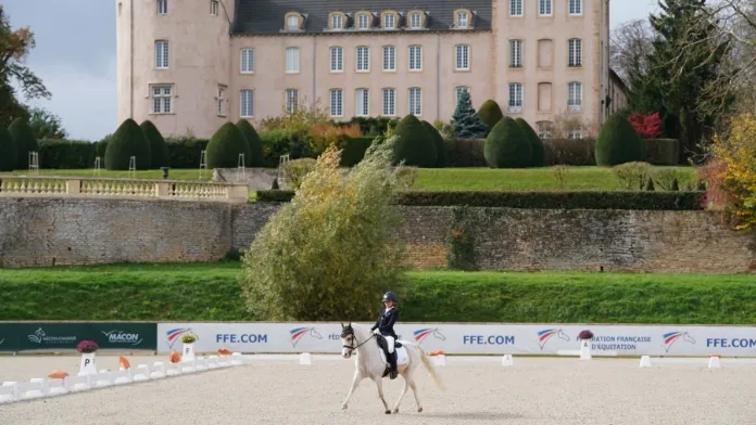 Championnat Amateur dressage vue sur le château crédit Agence Bouillot