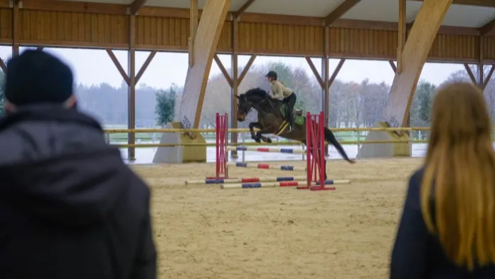 Stage de concpurs complet au Parc équestre fédéral sous les yeux du staff fédéral crédit FFE-CB
