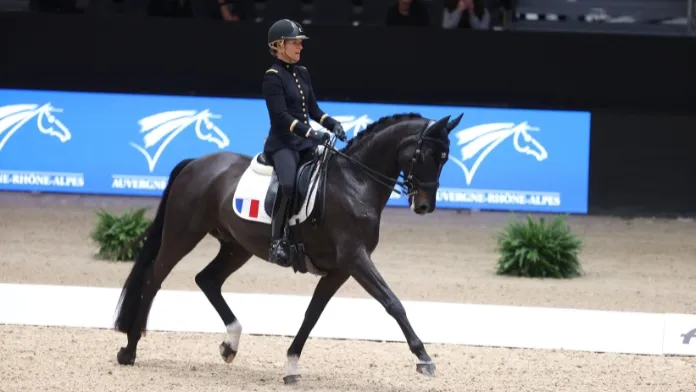 Le Grand Prix, jeudi 30 octobre, a signé le top départ de l’étape Coupe du monde FEI de dressage de Lyon (69). Les olympiques Pauline Basquin et Alexandre Ayache se sont classés cinq et huitième, respectivement accompagnés de Sertorius de Rima Z*IFCE et Ruling Olivia. Deux reprises qui ont satisfait le sélectionneur national Jean Morel.