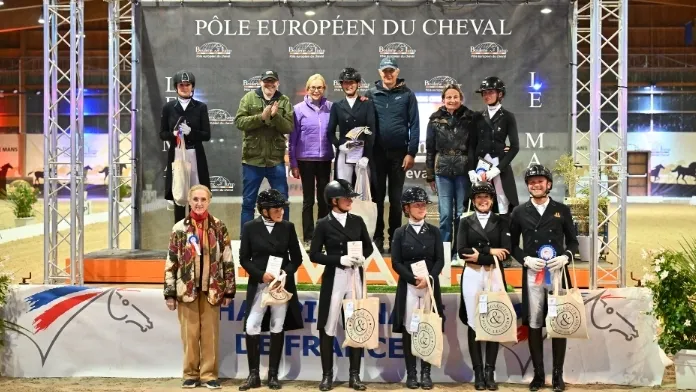 Les 17 et 18 octobre, le championnat de France des chevaux de sept ans de dressage a sacré Fiadora*Applicat-Prazan, monture de Maxime Collard. Douze couples étaient engagés pour cette échéance nationale jouée au Mans (72).