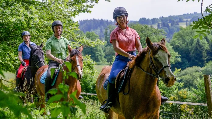 Balade à cheval adultes nature crédit FFE-N Hodys