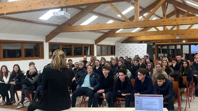 Media-training, gestion des réseaux sociaux et cyberharcèlement au programme du stage fédéral Jeunes de saut d’obstacles