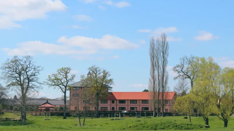Vue panoramique de l'hôtel FFE au Parc Équestre Fédéral